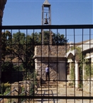 Σχοινούδι: Ο καντηλανάφτης της Αγίας Μαρίνας χτυπάει την καμπάνα για τον εσπερινό (το 2003)
