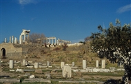Στην Ακρόπολη της Περγάμου: Το ιερό της Αθηνάς (με την ελιά στο αίθριο) και πίσω το Τραϊάνειο