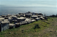 Στην Ακρόπολη της Περγάμου: Σπόλια από τον περίφημο Βωμό του Διός συγκεντρωμένα δίπλα στη βάση του μνημείου