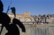 Στο παρευφράτειο Μπιρετζίκ (το 2005): Ο βιβλικός ποταμός Ευφράτης και το Καλέ (το μεσαιωνικό κάστρο)