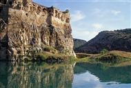 Τείχη και πολεμίστρες στο σημείο όπου ο Merziman Su συναντάει τον Ευφράτη, στη βόρεια μύτη του Ρούμκαλε