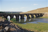Ντιγιάρμπακιρ, η μεσαιωνική γέφυρα στον Άνω Τίγρη (το 2005): Εννιά από τις δέκα καμάρες, πριν από την αναστήλωση
