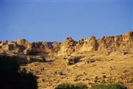 Παλαιά ασκηταριά στους βράχους ανατολικά της Μονής Ντερουλζαφαράν