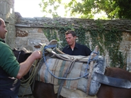 Πήλιο (το 2007): Ο Κώστας και ένας Αλβανός του χωριού ξεφορτώνουν το άλογο (τον Ντορή)