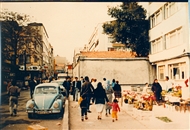 Στο Μακροχώρι, πριν αρχίσει η κατεδάφιση της δυτικής πλευράς του Αγίου Γεωργίου, Μάιος 1985