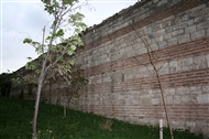 Βυζαντινή δεξαμενή στο Μπακίρκιοϊ: τμήμα της νότιας αναστηλωμένης εξωτ. πλευράς