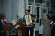 Χριστούγεννα του 1999 με το ακορντεόν του Γιάννη Δερμιτζόγλου στο Ρωμαίικο Γηροκομείο στο Μπαλουκλί