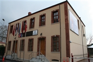 Ορτάκιοϊ (το 2011): Το παλαιό ρωμαίικο σχολείο «φιλοξενεί» τα Γραφεία της Γραμματείας για την Ένταξη της Τουρκίας στην ΕΕ