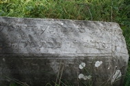 Πεταμένη ενεπίγραφη ταφόπλακα έξω από το Εβραϊκό Νεκροταφείο στο Ορτάκιοϊ