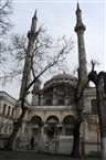 Η στεριανή όψη του σουλτανικού τζαμιού με τους δύο ψιλόλιγνους μιναρέδες
