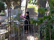Στο Ρωμαίικο Κοιμητήριο Ταταούλων: η φροντίδα για τους αγαπημένους