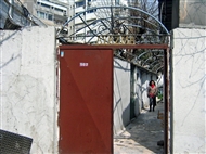 Στο Μόδι (άνοιξη του 2007): Εξωτερική είσοδος της αυλής προς το Αγίασμα της Αγίας Αικατερίνης