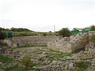 Χερσών (το 2006): H βυζαντινή Εκκλησία επιβαίνουσα του αρχαίου Θεάτρου, κοντινό