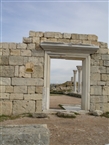 Χερσόνησος - Χερσών: Η κεντρική είσοδος της μεγάλης πρωτοβυζαντινής βασιλικής δίπλα στη θάλασσα