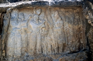 Στο σασανιδικό Νακς-ε Ρατζάμπ (το 2001). Η στέψη του Αρντασίρ Α΄ (βραχογραφία του 3ου αιώνα)