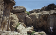 Νακς-ε Ρατζάμπ (το 2000). Γενική άποψη του αρχαιολογικού χώρου με τις εκπληκτικές βραχογραφίες των πρώτων Σασανιδών βασιλέων