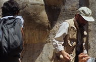 Βραχογραφία στο Νακς-ε Ρατζάμπ: Ο Μιχάλης Πατέρας μπροστά στην επιγραφή του Σασανίδη βασιλιά Σαπώρ Α΄
