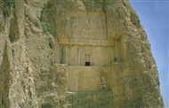 Νακς-ε Ροστάμ (τον Μάιο του 2000). Πανοραμική άποψη του ταφικού μνημείου του Ξέρξη Α΄ (βασ. 485/5-465 π.Χ.)