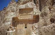 Αχαιμενιδική νεκρόπολη Νακς–ε Ροστάμ: Η πρόσοψη του υπόσκαφου ταφικού μνημείου του Δαρείου Β΄ (Μάιος του 2000)