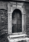 Στα σκαλιά προς το Άνω Φανάρι, το 1986: Η μαρμάρινη Πύλη του 1733 στο καντακουζινέικο, γενικό