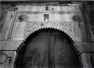 Φανάρι. Πύλη στο καντακουζινέικο, διακοσμήσεις κι επιγραφή του 1733 στο υπέρθυρο (κοντινό)