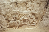 Ανάγλυφη σκηνή στο Νακς-ε Ροστάμ / τους Τάφους των Αχαιμενιδών (το 2000): Ο έφιππος βασιλιάς Ορμίσδας Β΄ επιτίθεται σε αντίπαλο
