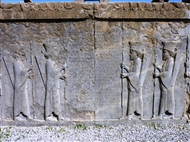 Περσέπολη. Ανάγλυφο στο Ανάκτορο του Δαρείου: Αθάνατοι παραστέκουν μία σφηνοειδή επιγραφή στην αρχαία περσική γλώσσα