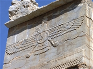 Περσέπολη, Τρίπυλο: Η ουράνια απεικόνιση του Αχούρα Μάζδα