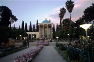 Ο κήπος με τις βιολέτες στο ταφικό μνημείο του μεγάλου ποιητή Σα’αντί (Σιράζ, το 2001)