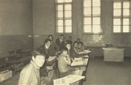Έντεκα μαθητές σε μία τάξη της Μεγάλης Σχολής, Απρίλιος του 1981