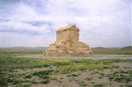 Πασαργάδες: ο τάφος του Κύρου του Μεγάλου (το 2001, πριν από την αναστήλωση)