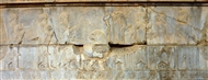 Ελαμίτες υποτελείς φέρνουν μία λέαινα με τα δύο λιονταράκια της στην Περσέπολη (γενικό)