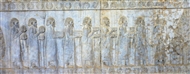 Περσέπολη, Πομπή υποτελών λαών: οι Ίωνες. Η πολυμελής αντιπροσωπεία από την Ιωνία φέρνει πολύτιμα «δώρα» στον Μεγάλο Βασιλέα