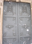 Νιχώρι, Μετόχι Παναγίου Τάφου: Η δίφυλλη μεταλλική πόρτα στη Β είσοδο του ναού (κοντινό)