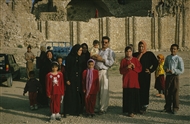 Νομάδες στο Φιρουζαμπάντ (το 2000): Οικογενειακή φωτογραφία μπροστά στο σασανιδικό ανάκτορο