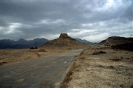 Οι δύο λόφοι στην έρημο, γενικό (μακρινή λήψη)