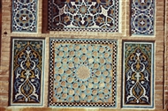 «Ψηφιδωτό» πανό με «αραβουργήματα» του 14ου αι. στο Τζαμί της Παρασκευής, Γιαζντ