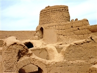 Ιράν, Γιαζντ. Στο Μέιμπόντ: Ο βόρειος πλινθόκτιστος πύργος του πανάρχαιου Κάστρου Ναρίν