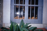 Αναμμένα κεριά στον νάρθηκα του Αγ. Παντελεήμονα: λήψη από τον κήπο