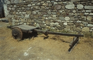 Τένεδος, στο Κάστρο (το 1998): Ξύλινη καρότσα με πανάρχαιες ρόδες