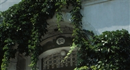 ‘Anno 1876’ στο υπέρθυρο της εισόδου του γαλάζιου σπιτιού