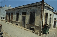Στον Ρωμαίικο Μαχαλά (το 1998): Εγκαταλειμμένα μαγαζιά στον δρόμο που οδηγεί στην εκκλησία της Παναγίας