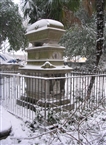 Μετόχι Παναγίου Τάφου στο Νιχώρι: Τάφος ενός νέου κοριτσιού στον αυλόγυρο του ναού, σκεπασμένος με χιόνια (Ιανουάριος 2006)