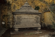 Τσεγκέλκιοϊ, Άγιος Γεώργιος: Ταφικό μνημείο του 1886 στο προαύλιο του ναού