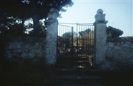 Ρωμαίικο Κοιμητήριο Τενέδου: Η παραβιασμένη είσοδος (το 1998)