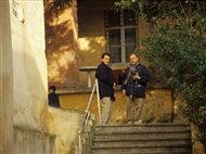 Άγιος Γεώργιος Τσεγκέλκιοϊ. Δύο φίλοι της Πόλης στις σκάλες του κλειστού Δημοτικού Σχολείου