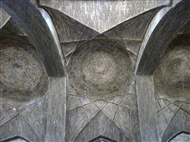 Παλαιό Ισπαχάν, Τζαμί της Παρασκευής: Οι πλινθόκτιστοι θόλοι και τα σελτζουκικά ψαροκόκαλα του 1072