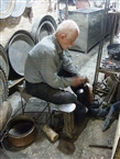 Στο Ισπαχάν, το 2012: Ένας από τους τελευταίους χαλκωματάδες στο εργαστήρι του