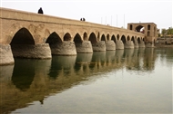 Στο ποτάμι του Ισπαχάν, το 2012: Οι καμάρες και τα πέτρινα θεμέλια της σασανιδικής γέφυρας Σαχρεστάν (κοντινή λήψη)
