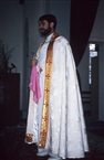Αγία Μαρία των Νεστοριανών στο Ορουμίγιε (Β-ΒΔ Ιράν) το 2000: Ο Νεστοριανός ιερέας με τα λευκά ιερατικά άμφια